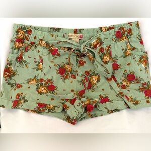 BODY CENTRAL Floral Shorts - Pastel Green with pockets